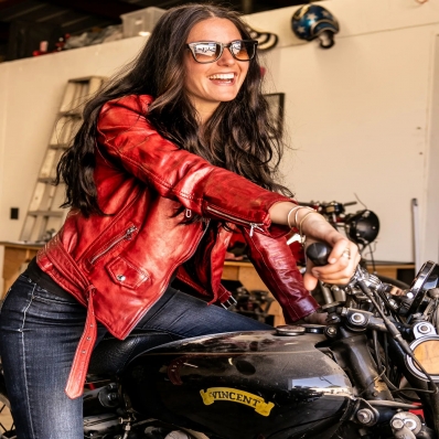 En route vers Los Angeles avec @lapetitemotorouge

📷 @bertrandbremontphotography

#leather #jacket #leatherjacket #bikerjacket #perfecto #red #girlswhoride #losangeles #cuir #fashion #fashionista #motorcycle #bikeuse #ootd